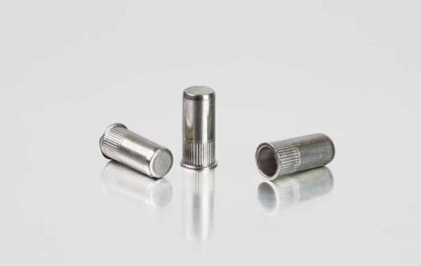 What are the advantages of stainless steel fastener materials?