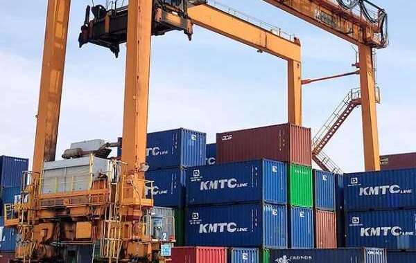 What are the advantages and disadvantages of container shipping