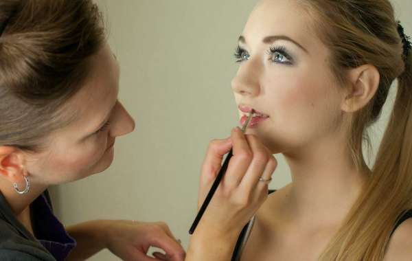 Renowned Makeup Destination in Noida: HD Makeover