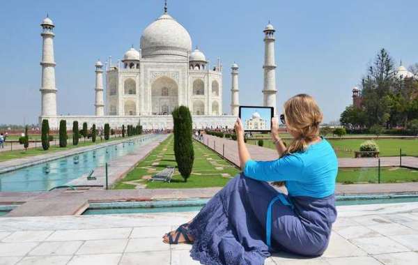 Book tour guide for Taj mahal