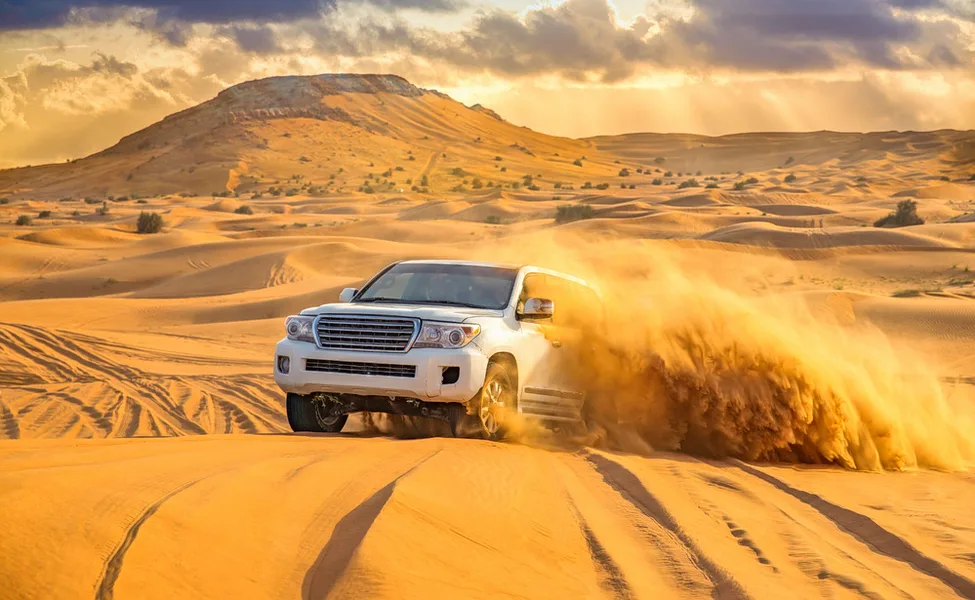 Golden Horizon: Mesmerizing Desert Safari