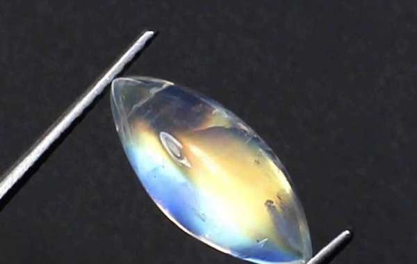 The Magic of Moonstone: Meaning, Benefits & Uses