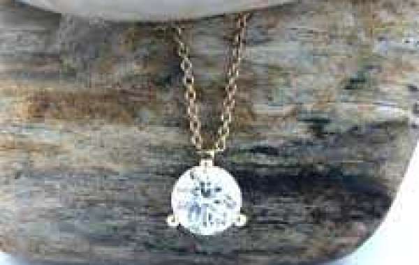 Timeless Beauty: Why a Pendant Necklace with Diamond Is a Must-Have in Every Jewelry Collection